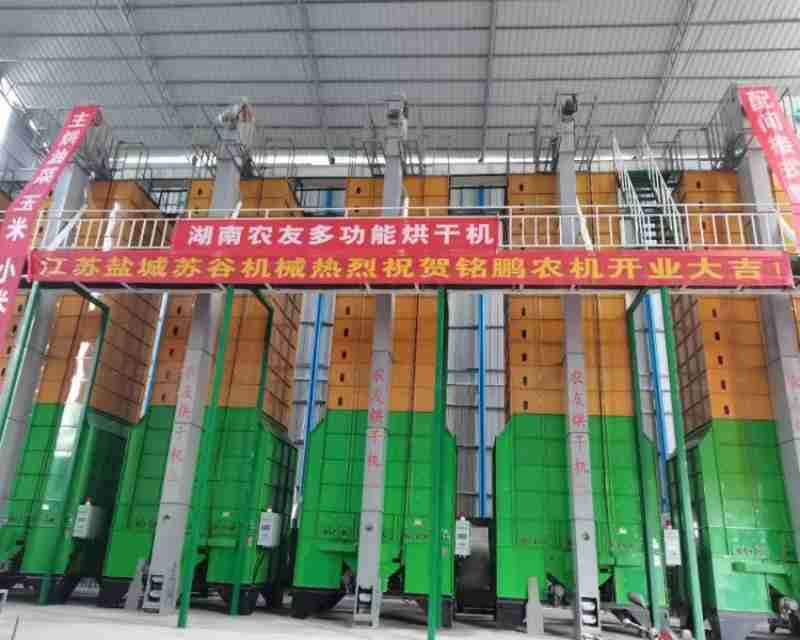 4月3日,宁夏回族自治区固原市原州区,参加“徒步百里祭英烈”活动的学生在步行途中。中青报·中青网记者 焦敏龙/摄